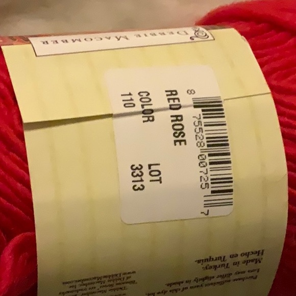 Universal Yarn Debbie Macomber Worsted Wool Yarn Gerbera Daisy Red Felts - Picture 8 of 8